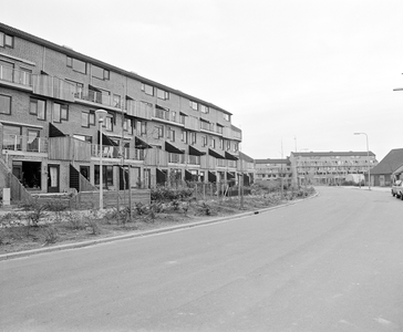 884650 Gezicht op nieuwe flatwoningen aan het begin van de Wim Sonneveldlaan te Utrecht.